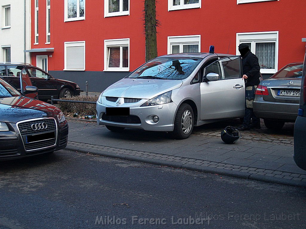 Einsatz Feuerwehr SEK Polizei Koeln Nippes Merheimerstr P079.JPG